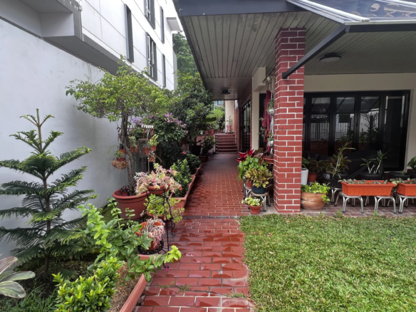 West Coast Gardens Corner Terrace for Sale Sideways